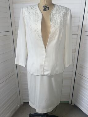 90s VTG Che Studio Woman's 2 pc Lined Embroidery Cream Suit Skirt/Jacket M/L